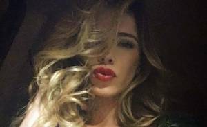 Aida Yespica, il seno esplode su Instagram