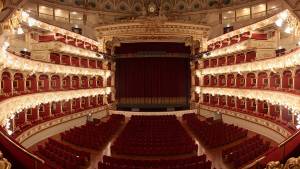 Il teatro Petruzzelli di Bari torna a "bruciare": dopo l'incendio, le tangenti