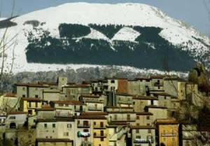 La scritta "Dux" non bruciò per caso: l'incendio fu appiccato da piromani