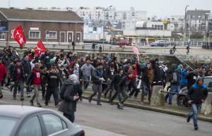 Weekend di follia a Calais: i migranti devastano il porto e occupano i traghetti