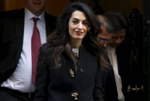 Amal Clooney: "Italiani, non andate alle Maldive finché non ci sarà democrazia"