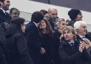 Il bacio in tribuna, l'ex di Agnelli sbotta su Twitter