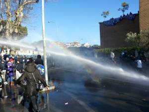 Roma, immobile occupato. Scontri tra polizia e antagonisti