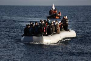 Migranti, tragico sbarco in Sicilia. "Ci sono cadaveri in mare"