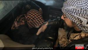 Quel bacio tra padre e figlio è uno spot dell'Isis sul terrore