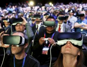 La presentazione del nuovo Gear Vr di Samsung a Barcellona. Il visore si usa abbinato allo smartphone per vedere filmati a 360 gradi in realtà virtuale