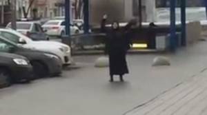 Mosca, donna urla "Allah Akbar" e mostra una testa mozzata