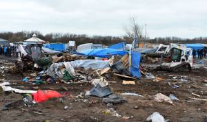 Calais, travestiti da poliziotti per terrorizzare i migranti