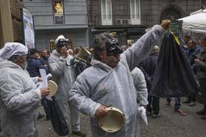 Le proteste alla convention di Bassolino