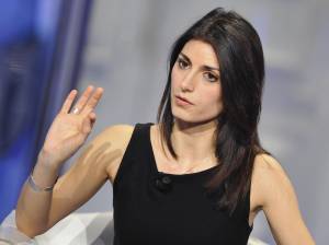 Le pazze idee della Raggi: sì alle canne e ai centri sociali