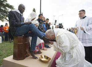 Il Papa lava i piedi ai profughi nel Cara a maggioranza islamica