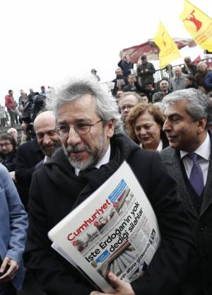 Can Dündar arriva in tribunale a Istanbul per il processo