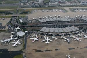 Francia, clochard trova un "tesoro" all'aeroporto di Parigi:  sparito con 300 mila euro