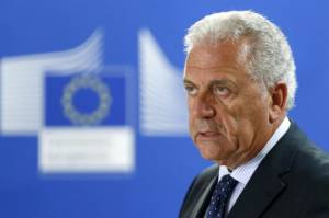 Migranti, Avramopoulos promette sanzioni per chi rifiuta le quote