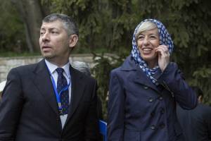 Il ministro Giannini a Teheran: il suo capo  è coperto dall'hijab