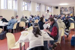 Cena vegana per i senzatetto. Ma loro protestano: 'La Carne?'