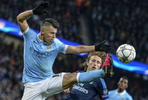 Sergio Aguero del Mancester City in azione contro Luka Modric del Real Madrid 