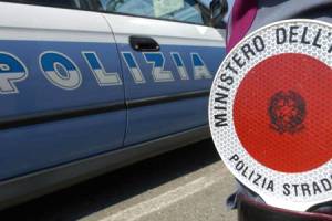 Lecce, fermato in scooter investe agente e si schianta sulla volante