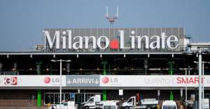 Aereo atterra fuori pista: chiuso l'aeroporto di Linate