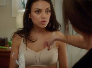 Mila Kunis mostra il suo reggiseno hot