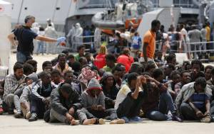 Migranti, a migliaia in Sicilia: il governo ristruttura le vecchie caserme