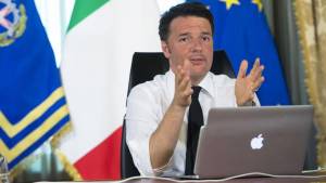 Il Codacons denuncia Renzi: "Fa pubblicità occulta ad Apple"