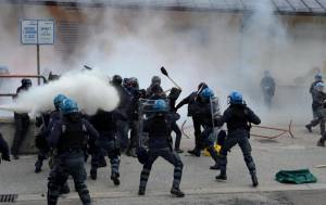 Tornano i black bloc: a Bologna è guerriglia