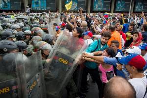 Intelligence lancia l'allarme: "Il Venezuela rischia il collasso"