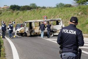 Assalto a un portavalori in A14: sparatoria e automobili in fuoco