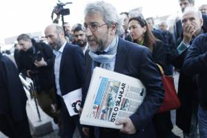 Can Dündar, ex direttore di Cumhuriyet, in tribunale a Istanbul