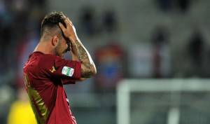 Livorno retrocede in Lega Pro. Tifoso aggredisce il portiere