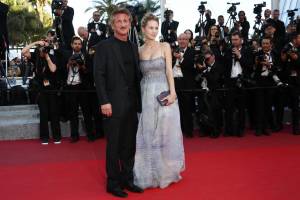 La figlia di Sean Penn gli ruba la scena a Cannes