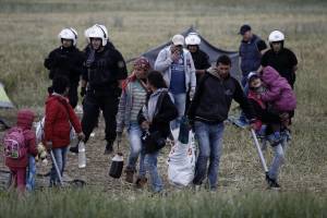 Gli immigrati lasciano il campo profughi di Idomeni