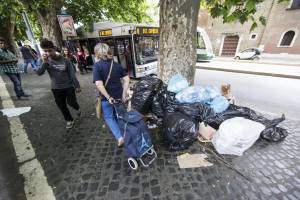 Roma, sciopero rifiuti: disagio per le vie della città