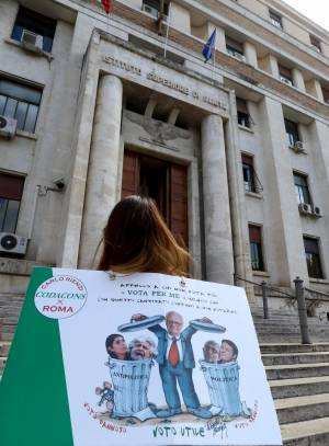 Giornata contro il tabacco: protesta hot davanti al ministero dell Salute