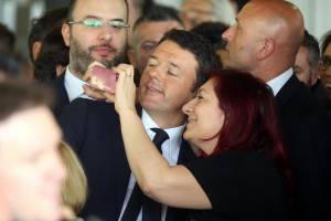 Migranti, Renzi contro i leghisti: "Solo esagitati in camicia verde"