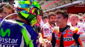 Valentino Rossi e Marc Marquez: stretta di mano in Catalogna