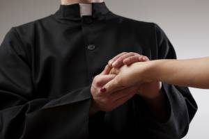 La confessione di un ex sacerdote: "Ho lasciato la veste per sposare una prostituta"