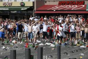 Marsiglia, scontri tra tifosi e polizia