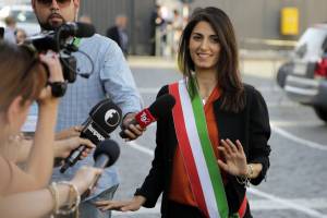 La prima volta con la fascia di Virginia Raggi