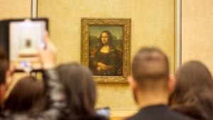 La Gioconda lascia il Louvre e va in tour Ira dei parigini: "Giù le mani da Monna Lisa"