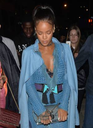 Rihanna, scollatura mozzafiato