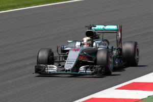 Gp Malesia, Hamilton in pole position, male le Ferrari