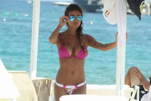 Cristina Buccino, curve sexy in bikini: foto