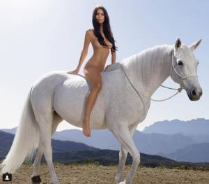 Emily Ratajkowski nuda e sexy su un cavallo: foto