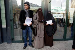 L'islamico che sfida l'Occidente: paga le multe alle donne col burqa