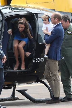 Che capricci, principe George! Tutte le foto alla base militare della Raf e dello "scivolone" sexy di Kate