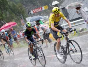 Impresa di Dumoulin sui PireneiFroome resiste nella grandine