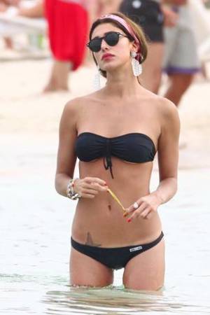 Belen Rodriguez sexy in spiaggia