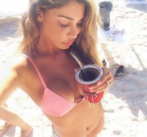 Belen Rodriguez, bikini bollente in spiaggia: foto